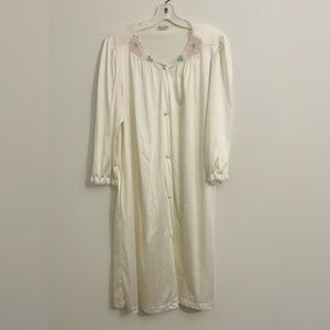 Vanity Fair Vintage Cream Robe with Floral Embroidery